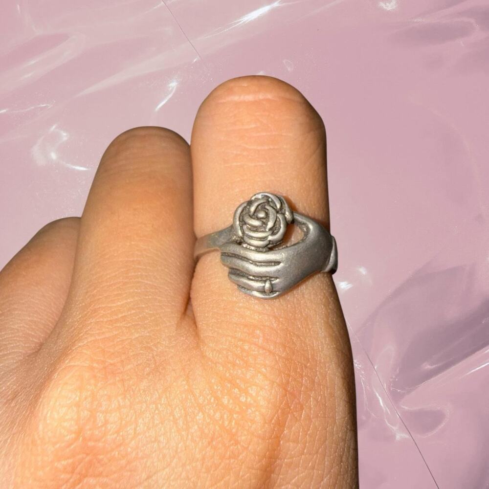Vintage boho lucky 925 Sterling silver hand-clasp embrace ring with rose size 8